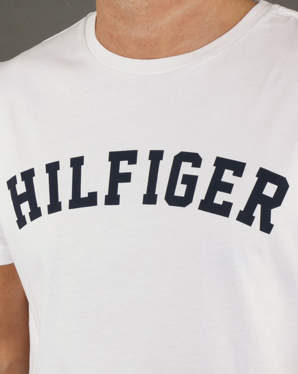 Tommy Hilfiger – Weißes T-Shirt mit Textlogo