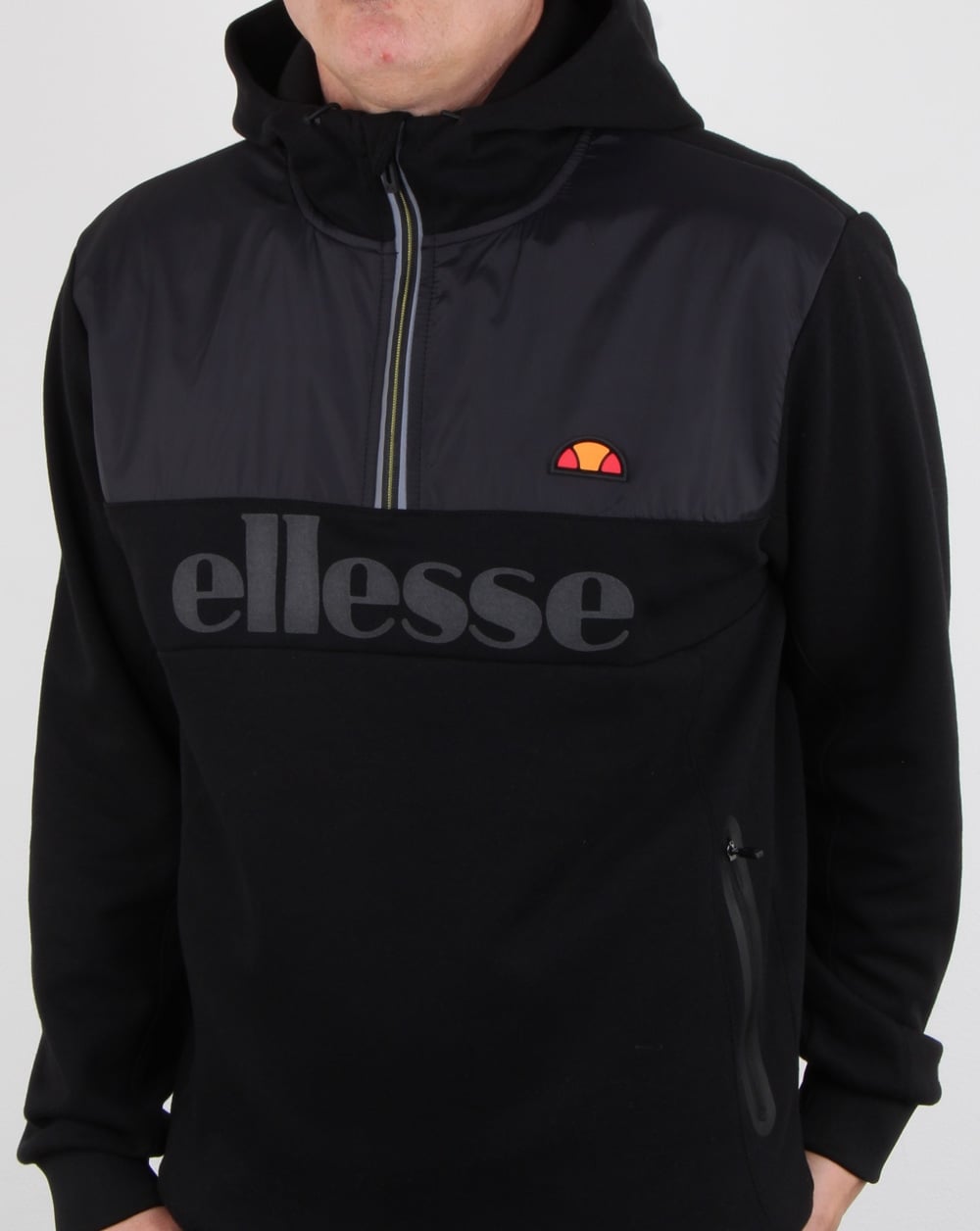 Ellesse – Favio – Kapuzenjacke mit halbem Reißverschluss in Schwarz