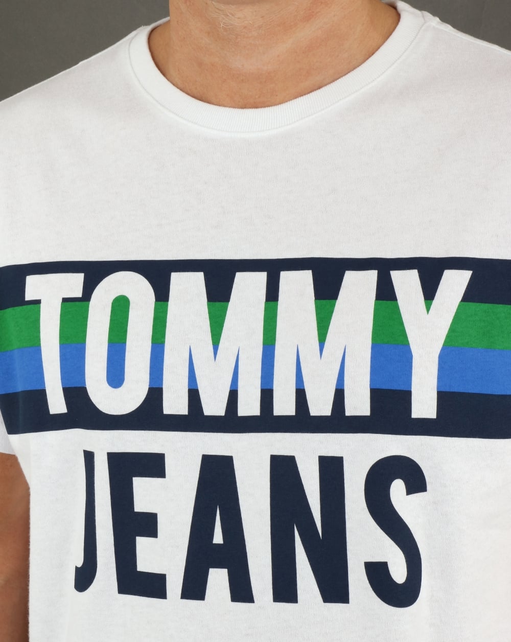 Tommy Hilfiger – T-Shirt mit Farbblock-Schriftzug, klassisches Weiß