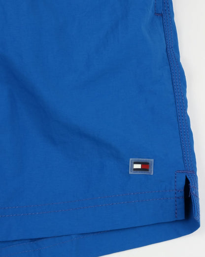 Tommy Hilfiger – Basic-Badeshorts in Königsblau