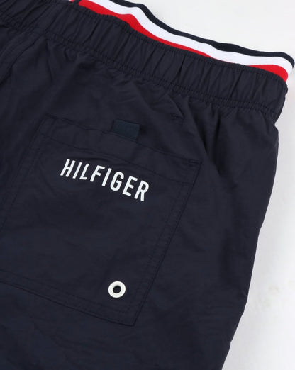 Tommy Hilfiger – Badeshorts mit doppeltem Bund in Marineblau