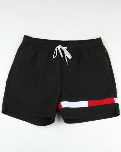 Tommy Hilfiger – Schwarze Badeshorts mit Flaggen-Bein