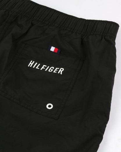Tommy Hilfiger – Schwarze Badeshorts mit Flaggen-Bein