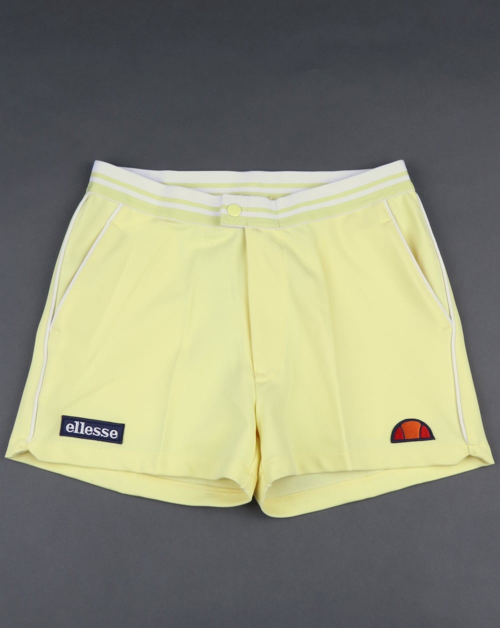Ellesse – 80er-Tennisshorts in Zartgelb