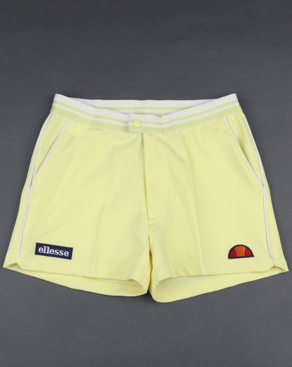 Ellesse – 80er-Tennisshorts in Zartgelb
