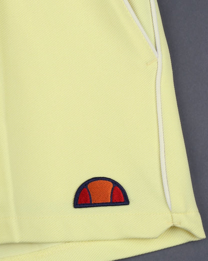 Ellesse – 80er-Tennisshorts in Zartgelb