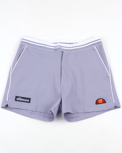Ellesse – 80er-Tennisshorts in frischem Flieder