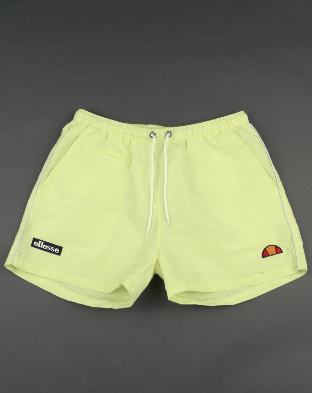 Ellesse – Beach-Badeshorts in Zartgelb