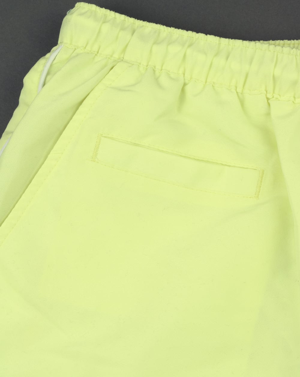 Ellesse – Beach-Badeshorts in Zartgelb