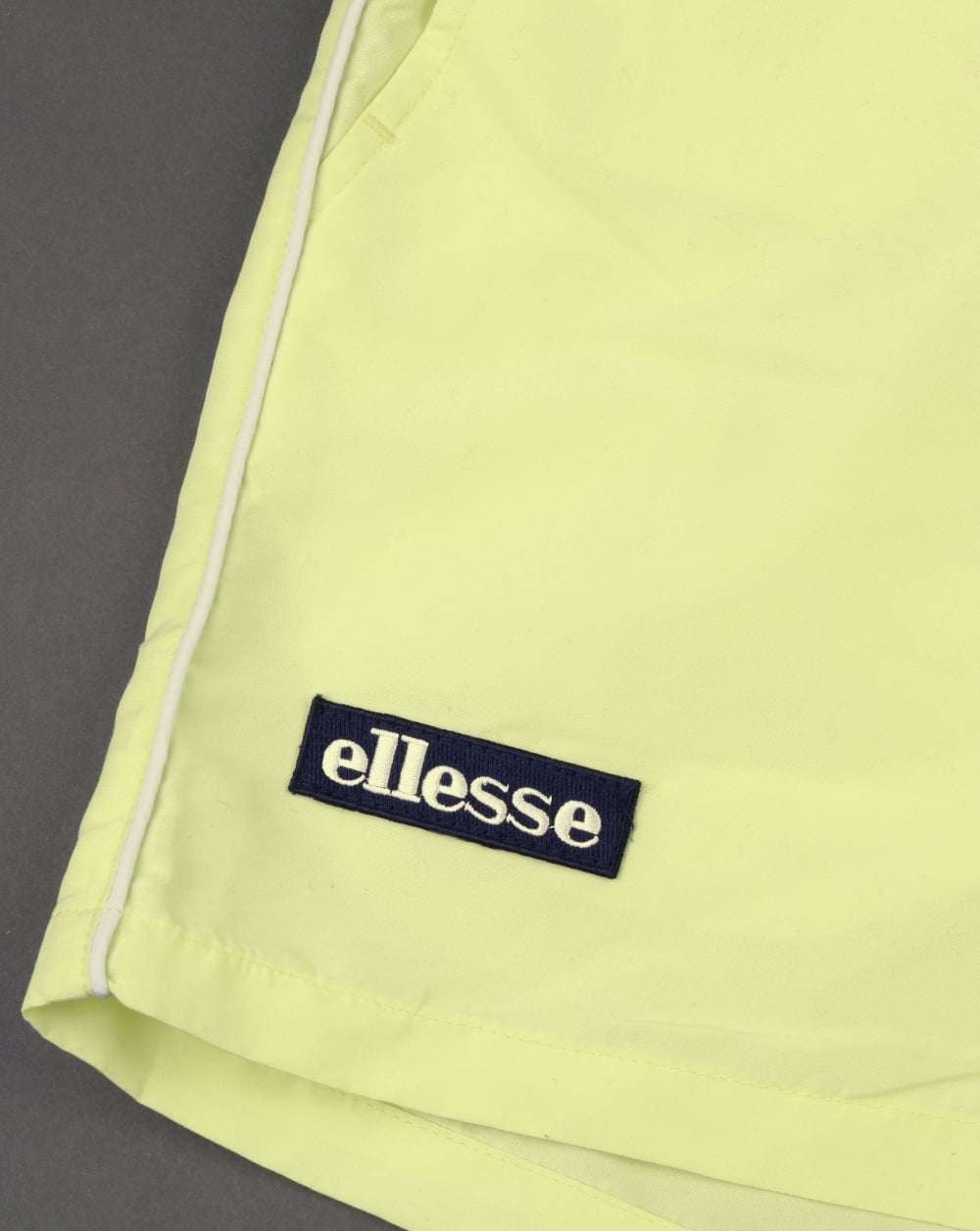Ellesse – Beach-Badeshorts in Zartgelb
