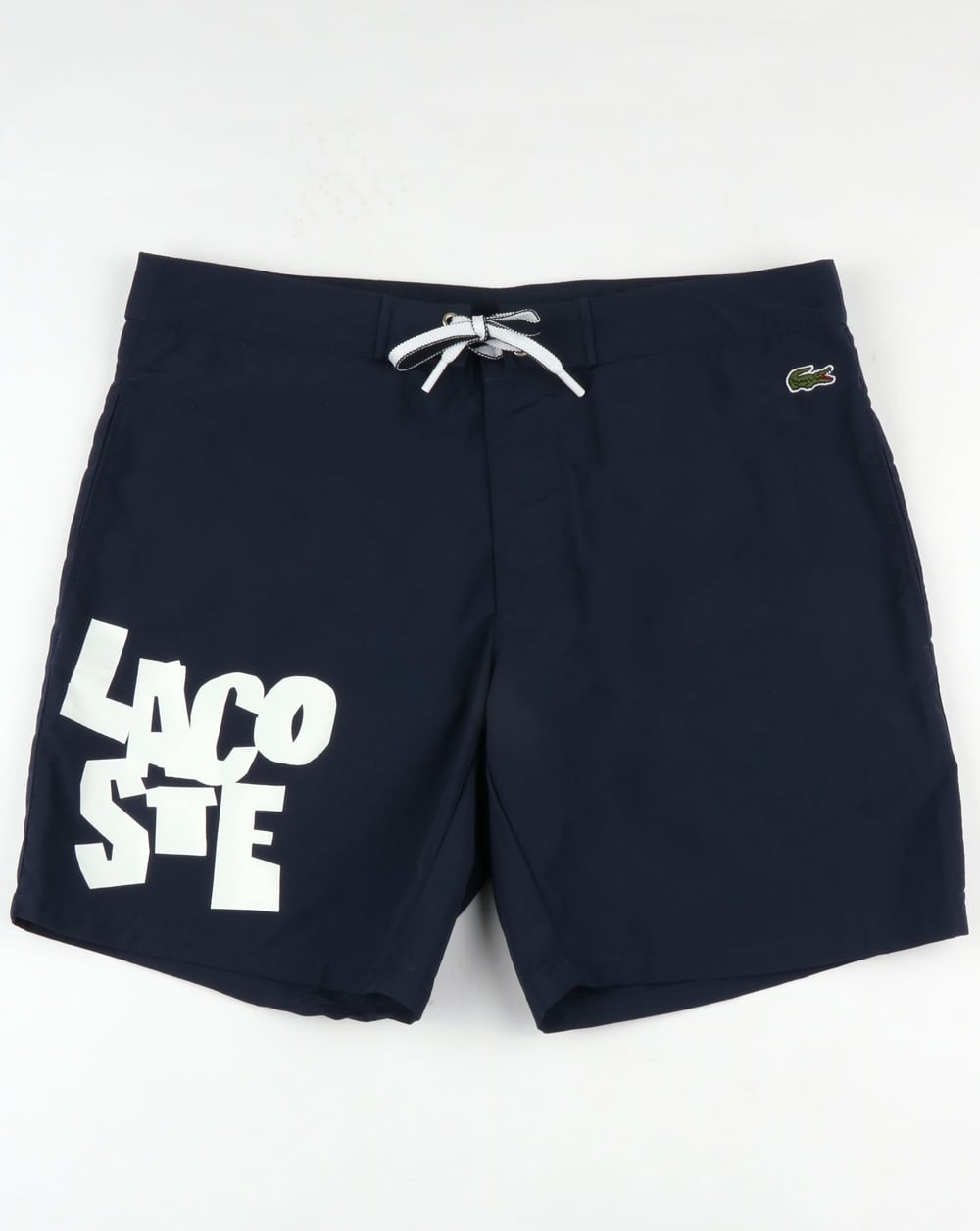 Lacoste – Badeshorts mit Logo-Schriftzug in Marineblau