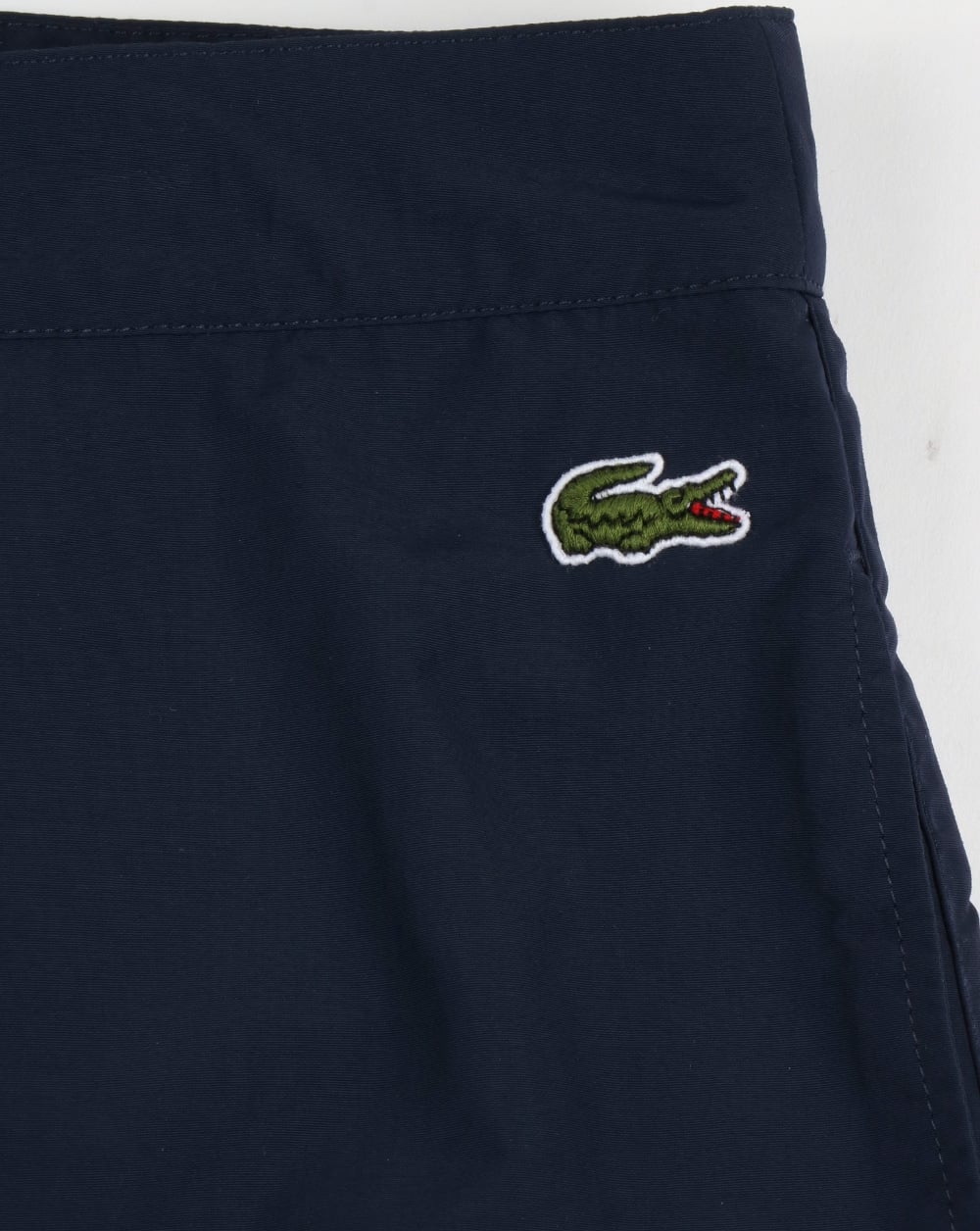 Lacoste – Badeshorts mit Logo-Schriftzug in Marineblau