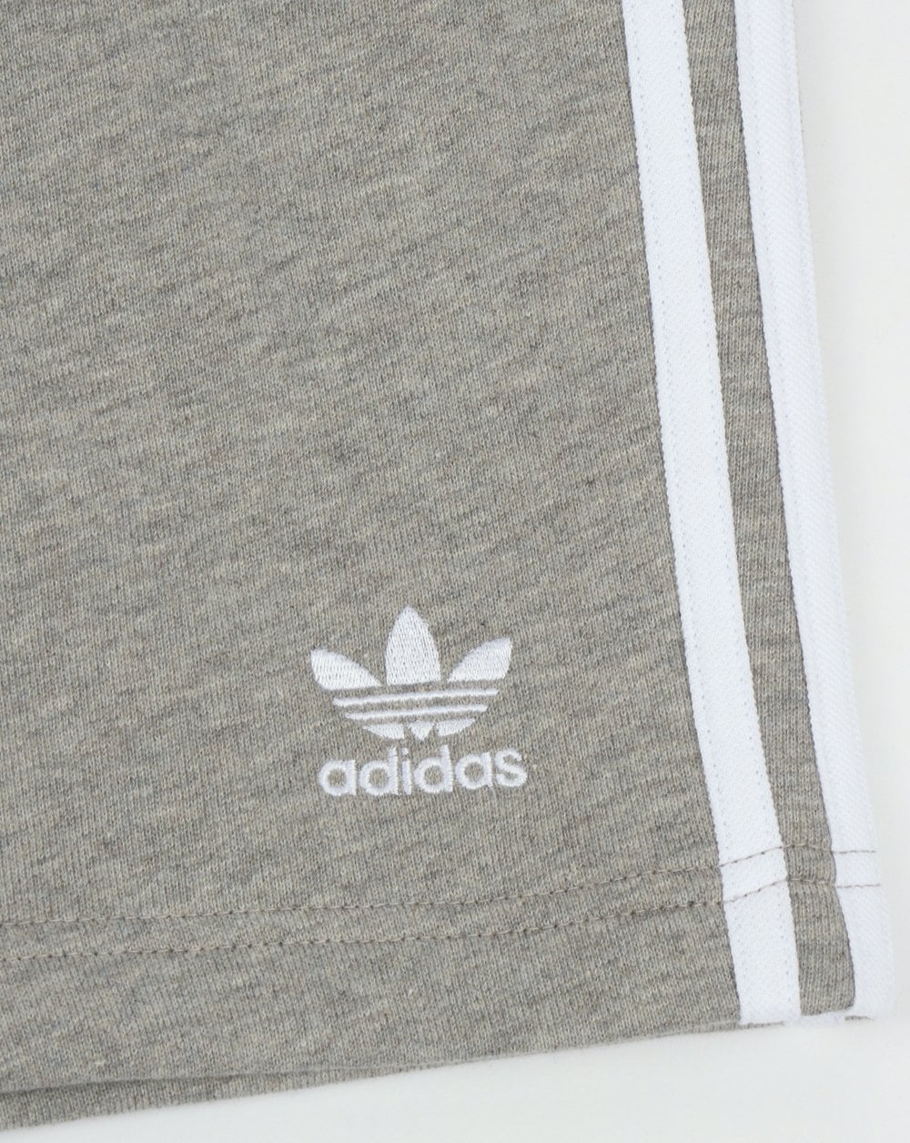 Adidas Originals – Shorts mit 3 Streifen und Reißverschlusstasche, Grau meliert