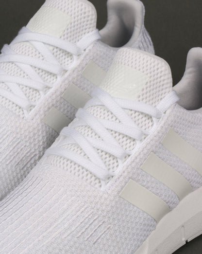 Adidas Swift Run Sneaker in Dreifachweiß