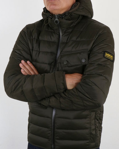 Barbour International – Ouston – Gefütterte Jacke mit Kapuze in Olivgrün
