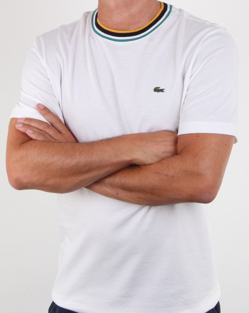 Lacoste – Kontrast-T-Shirt mit Rundhalsausschnitt in Weiß