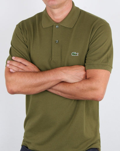Lacoste – Klassisches Poloshirt mit zwei Knöpfen in Army