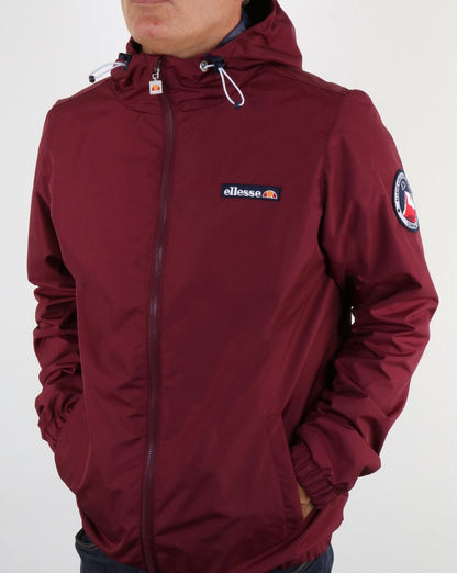 Ellesse – Beschichtete Shelljacke in Burgunderrot
