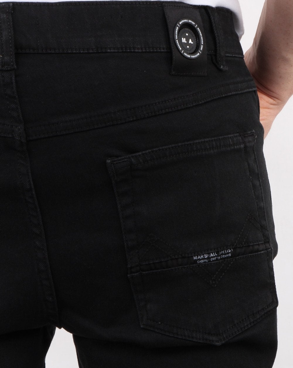 Marshall Artist – Schmal zulaufende Jeans in Schwarz mit Stückfärbung