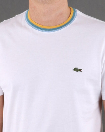 Lacoste – Kontrast-T-Shirt mit Rundhalsausschnitt in Weiß