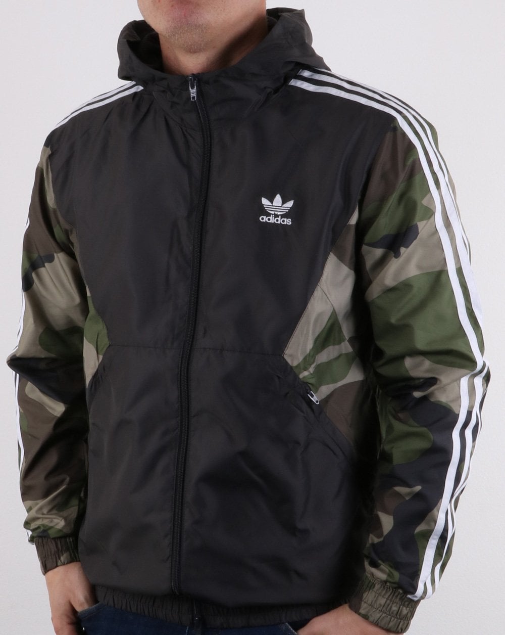 Adidas Originals – Windjacke mit Camouflage-Muster, Khakigrün