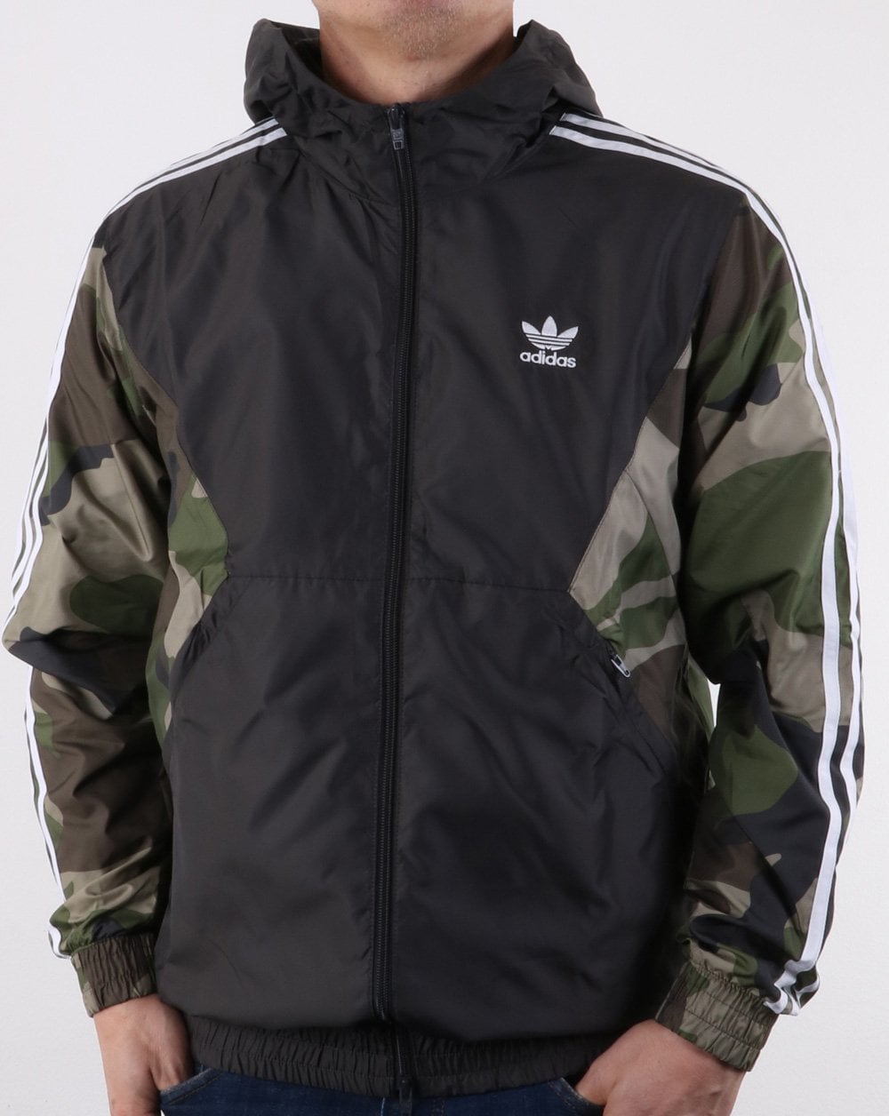Adidas Originals – Windjacke mit Camouflage-Muster, Khakigrün