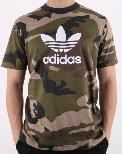 Adidas Originals – T-Shirt mit Trefoil-Muster in Camouflage