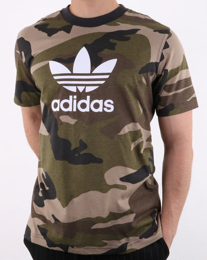 Adidas Originals – T-Shirt mit Trefoil-Muster in Camouflage