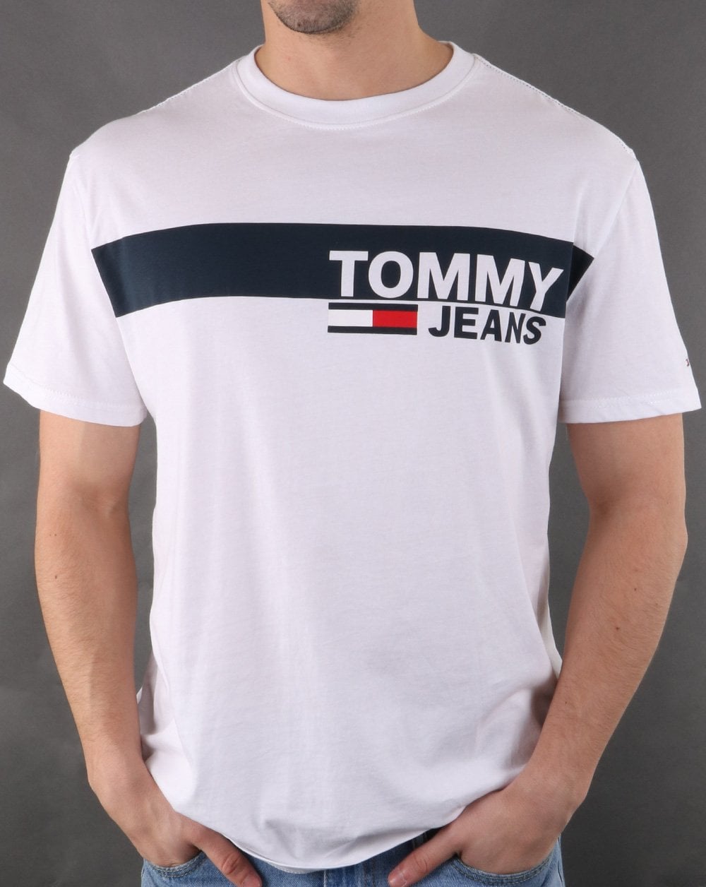 Tommy Hilfiger – T-Shirt mit Box-Logo in klassischem Weiß