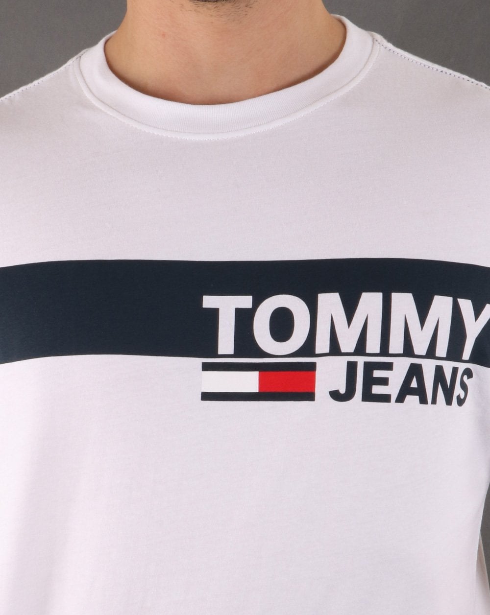 Tommy Hilfiger – T-Shirt mit Box-Logo in klassischem Weiß