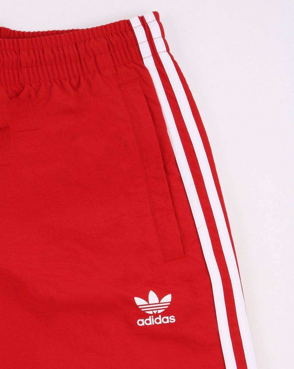 Adidas Originals – Badeshorts mit 3 Streifen in Power Red