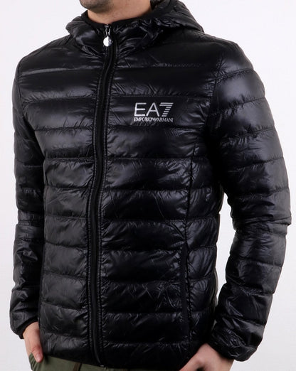 Emporio Armani – EA7 Core Logo – Daunenjacke mit Kapuze in Schwarz