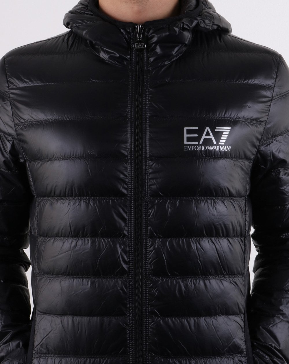 Emporio Armani – EA7 Core Logo – Daunenjacke mit Kapuze in Schwarz