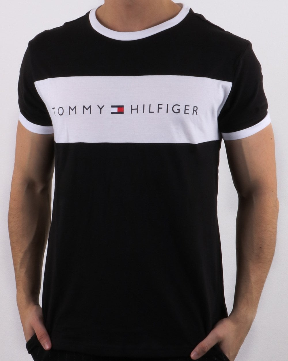 Tommy Hilfiger – T-Shirt mit Logo-Flagge in Schwarz