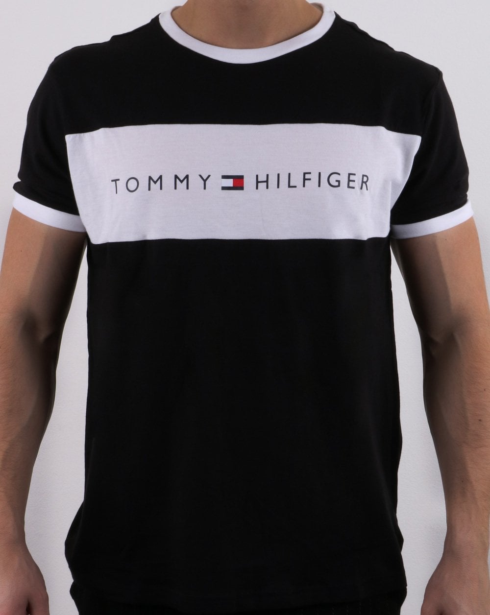 Tommy Hilfiger – T-Shirt mit Logo-Flagge in Schwarz