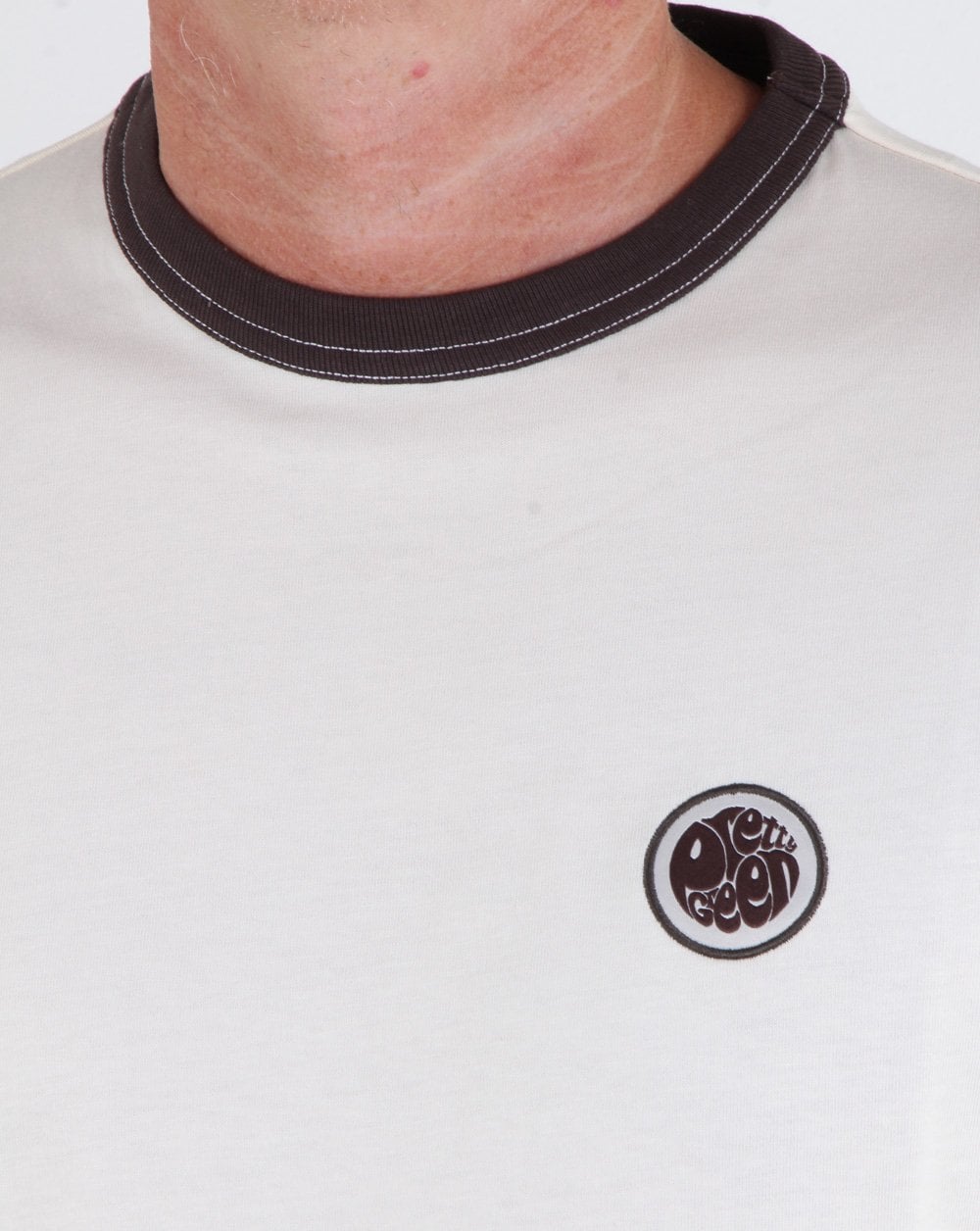 Pretty Green – T-Shirt mit Badge in Off-White