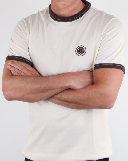 Pretty Green – T-Shirt mit Badge in Off-White