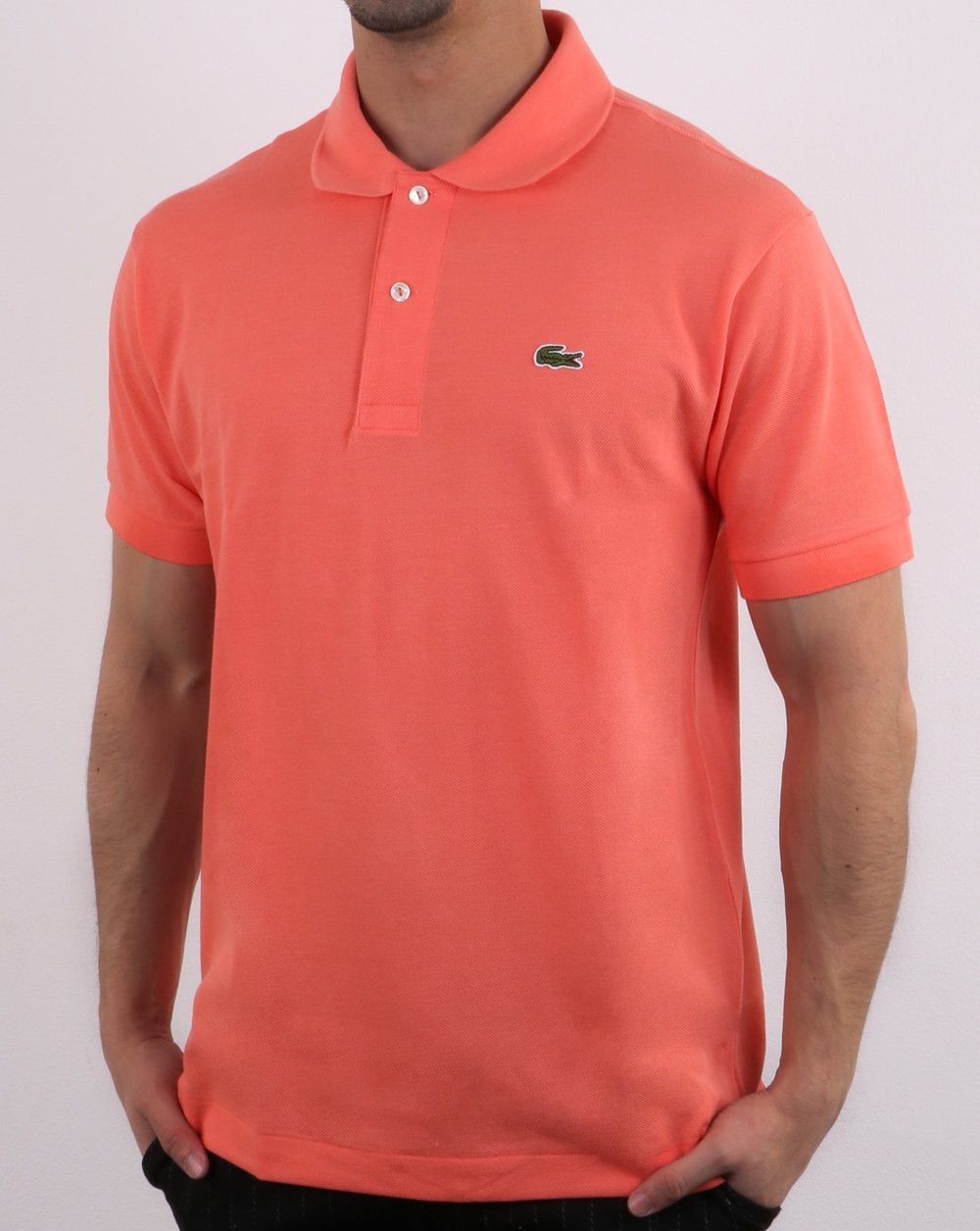 Lacoste – Klassisches Poloshirt mit zwei Knöpfen in Koralle