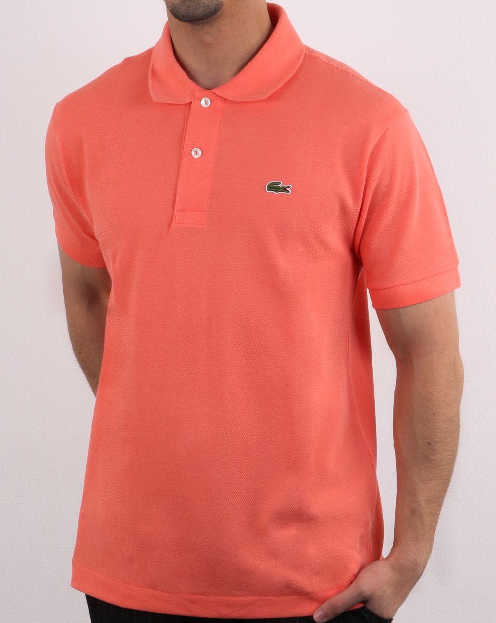 Lacoste – Klassisches Poloshirt mit zwei Knöpfen in Koralle