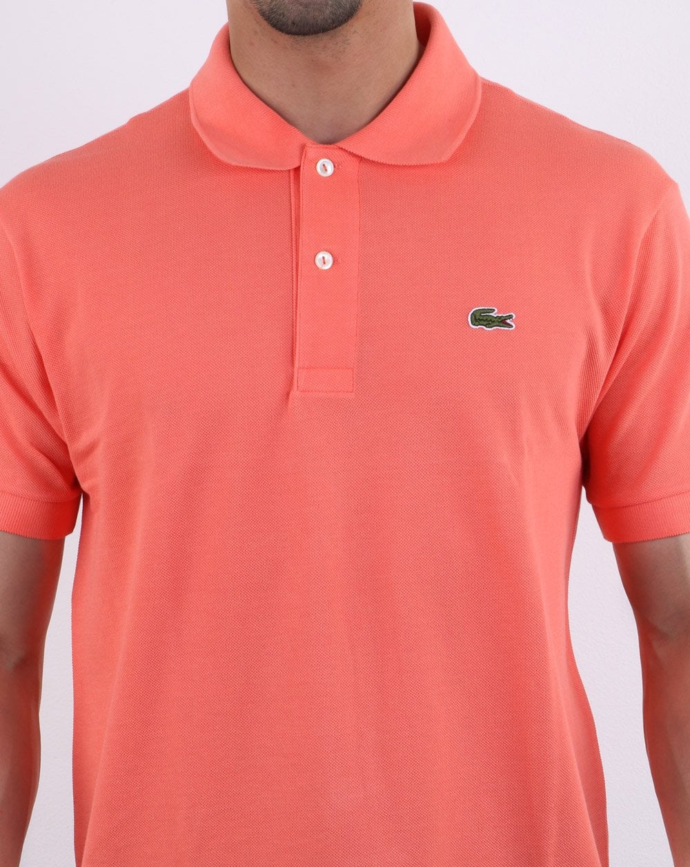 Lacoste – Klassisches Poloshirt mit zwei Knöpfen in Koralle