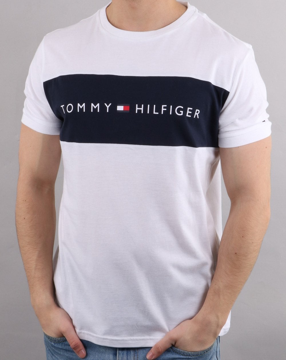Tommy Hilfiger – T-Shirt mit Logo-Flagge in Weiß