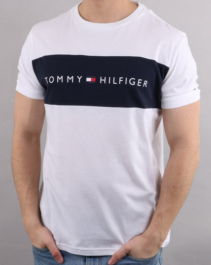 Tommy Hilfiger – T-Shirt mit Logo-Flagge in Weiß