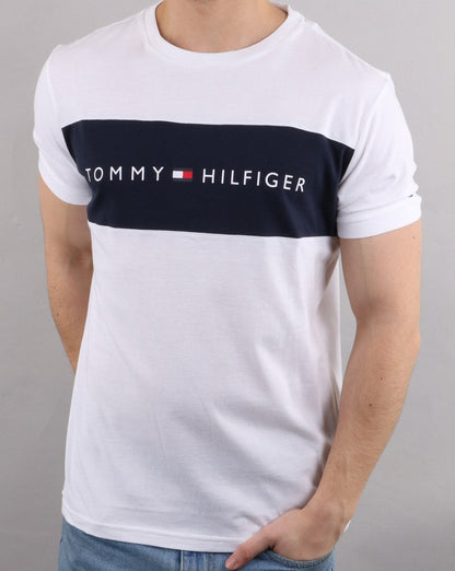 Tommy Hilfiger – T-Shirt mit Logo-Flagge in Weiß