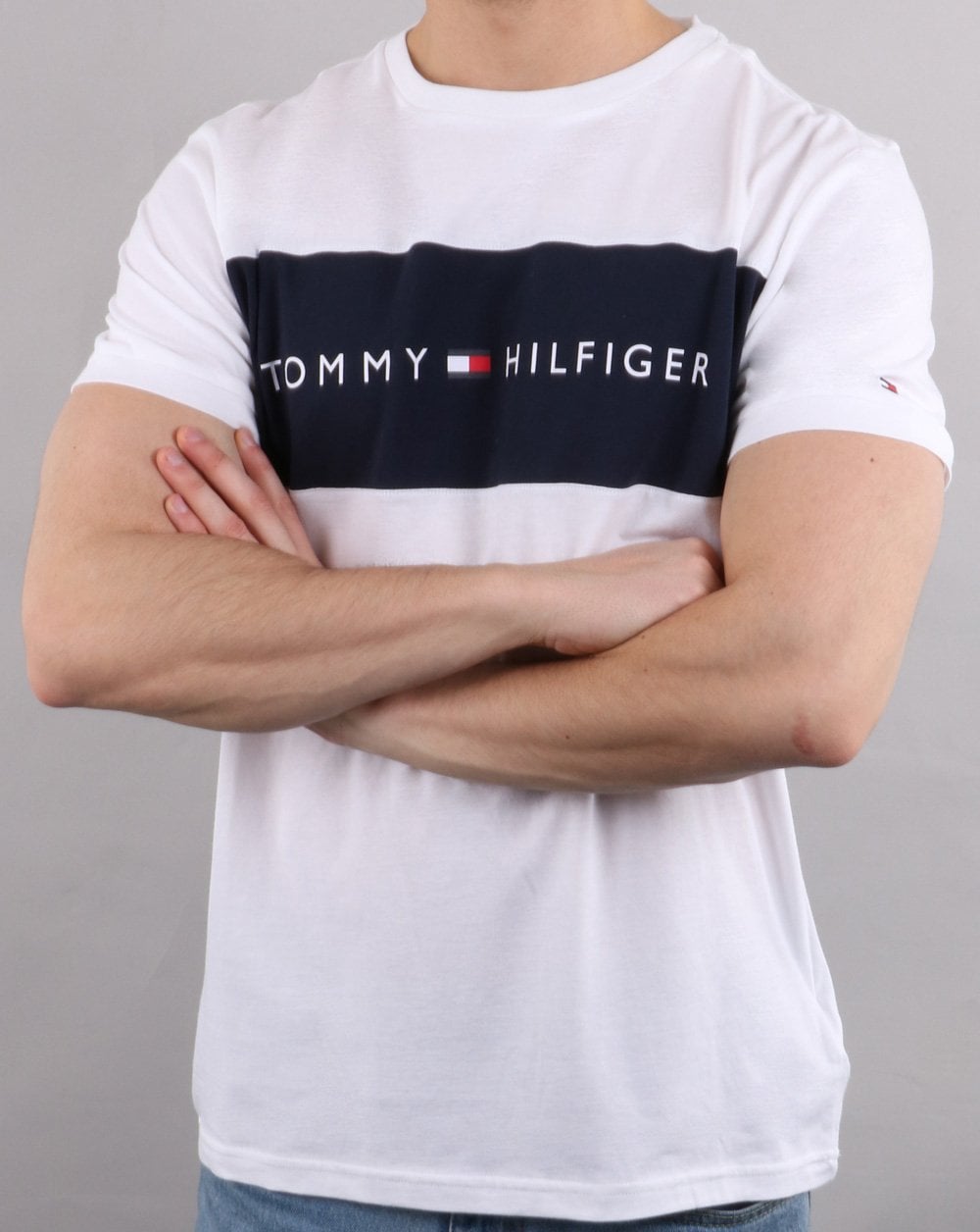 Tommy Hilfiger – T-Shirt mit Logo-Flagge in Weiß