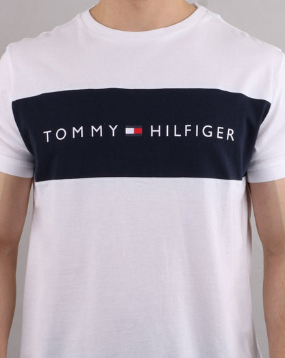 Tommy Hilfiger – T-Shirt mit Logo-Flagge in Weiß