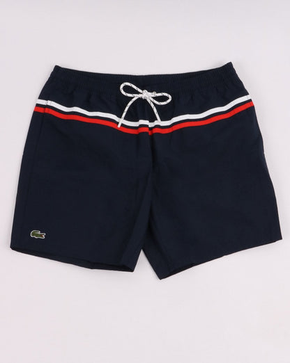 Lacoste – Badeshorts in Marineblau mit Streifendetail