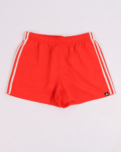 Adidas Originals – Badeshorts mit 3 Streifen in Hi Res-Rot