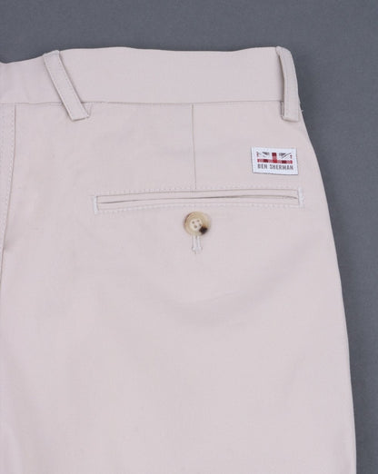Ben Sherman – Schmale Stretch-Chinoshorts in Kitt