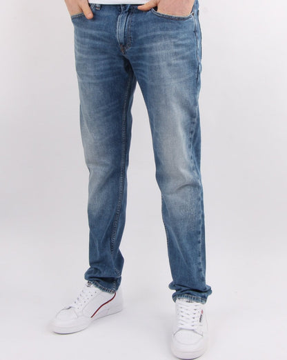 Tommy Hilfiger – Ryan – Gerade geschnittene Jeans in Elch-Mittelblau