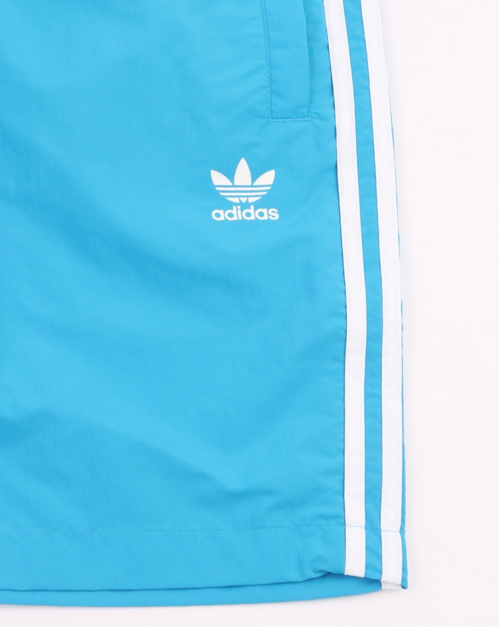 Adidas Originals – Badeshorts mit 3 Streifen in Shock Cyan